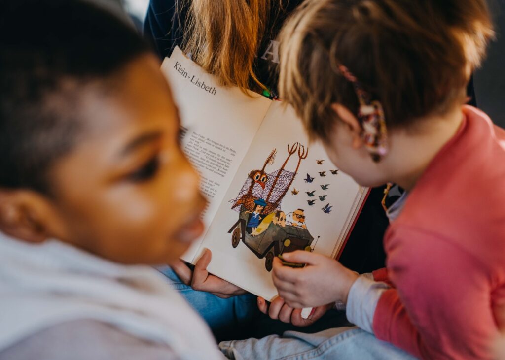 Kinder schauen in ein Buch