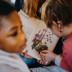 Kinder schauen in ein Buch