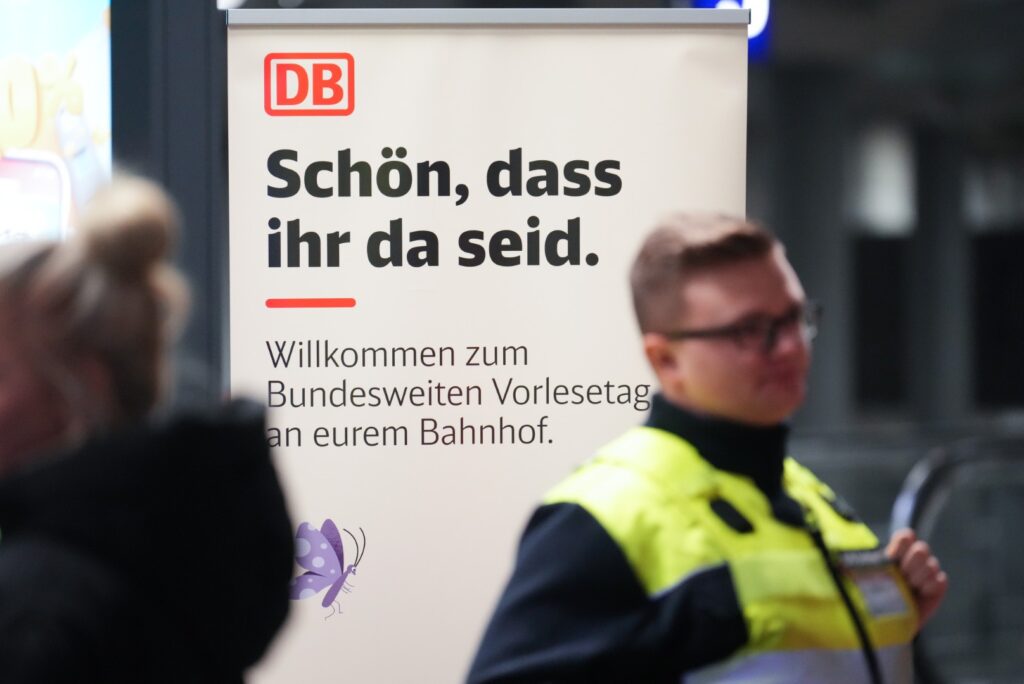 Vorlesetag am HBF Berlin. Alternativtext für alt und SEO