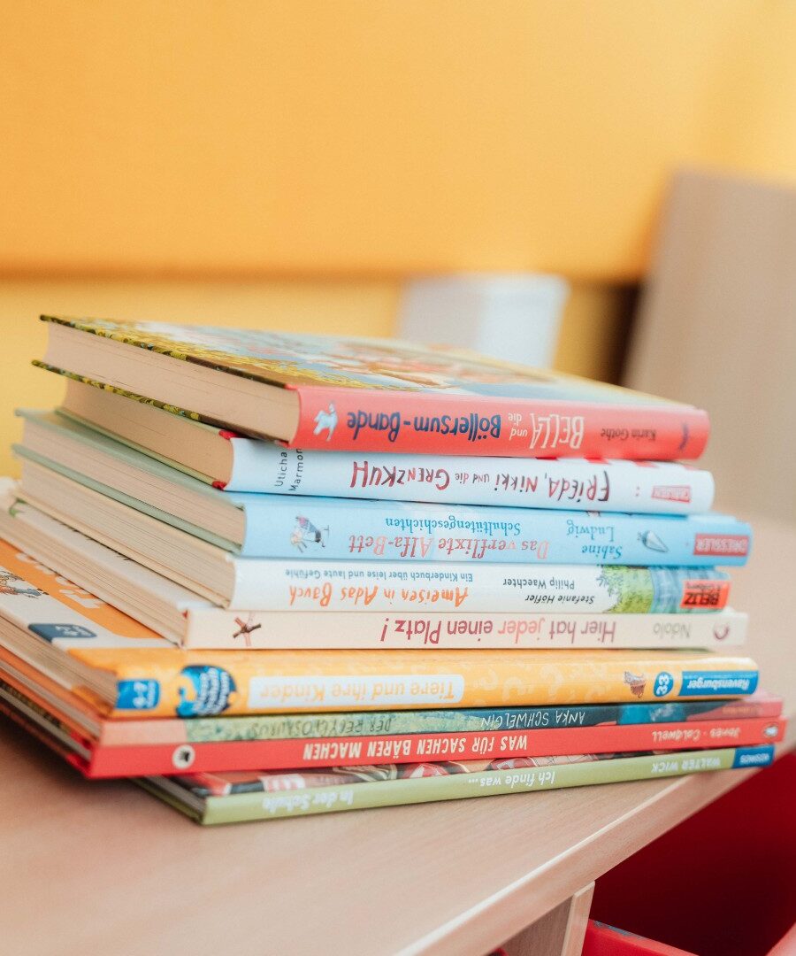 Ein Stapel Bücher auf einem Tisch einer Kita