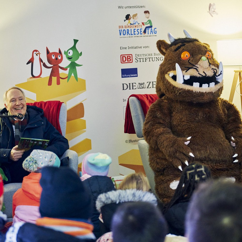 Der Politiker und Konzernbevollmächtigte der Deutschen Bahn für Berlin, Brandenburg und Mecklenburg-Vorpommern Alexander Kaczmarek und der Grüffelo lesen den Kindern vor.