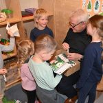 Alois Rainer, Schirmherr des Vorlesetags und Bundesminister für Landwirtschaft, Ernährung und Heimat, verschenkt Bücher an Kinder