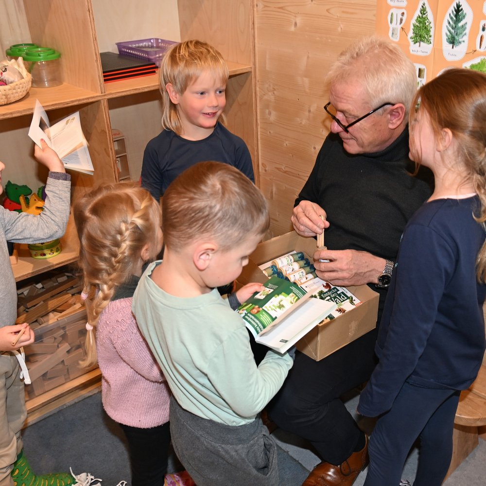 Alois Rainer, Schirmherr des Vorlesetags und Bundesminister für Landwirtschaft, Ernährung und Heimat, verschenkt Bücher an Kinder