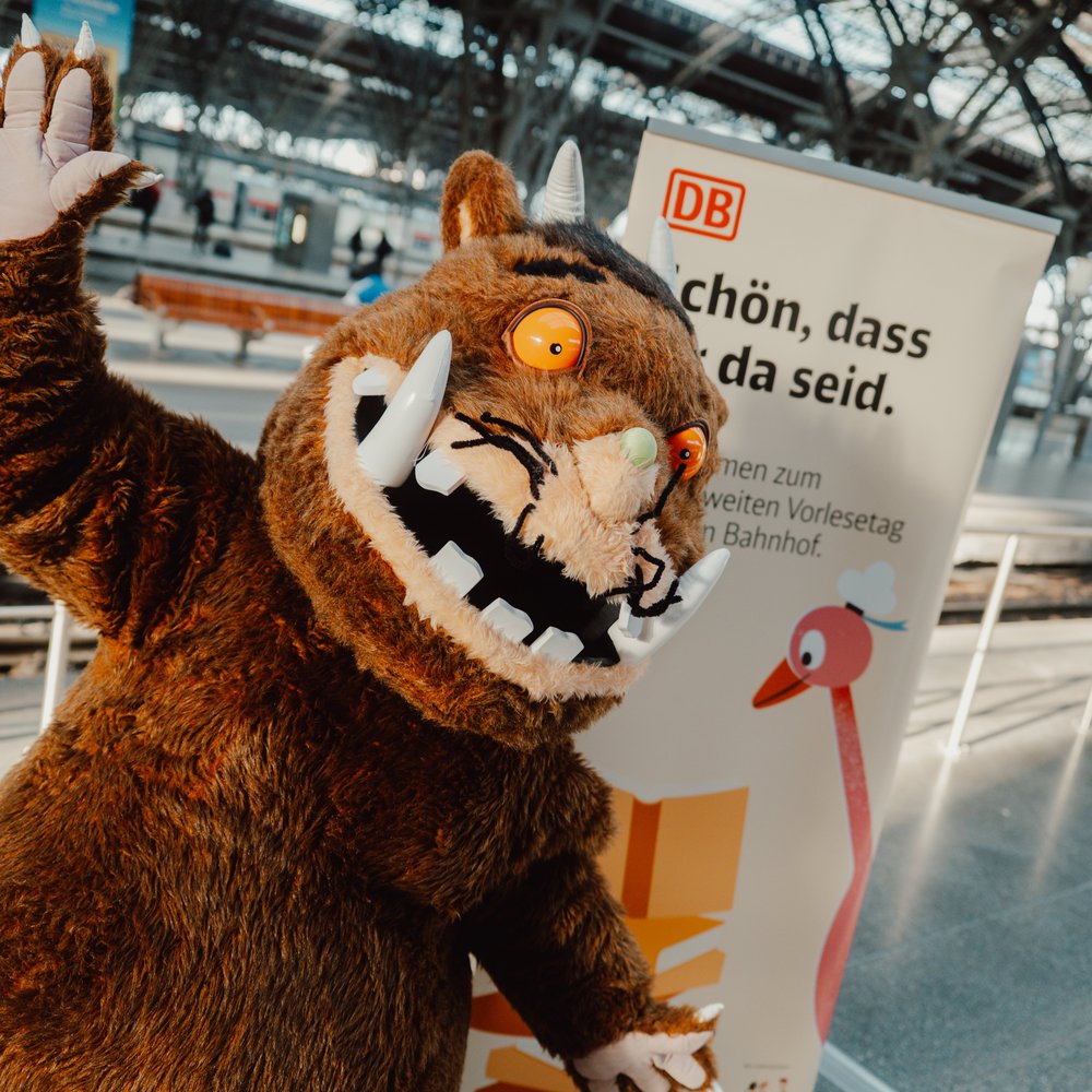 Der Grüffelo begrüßt die Kinder am Hauptbahnhof