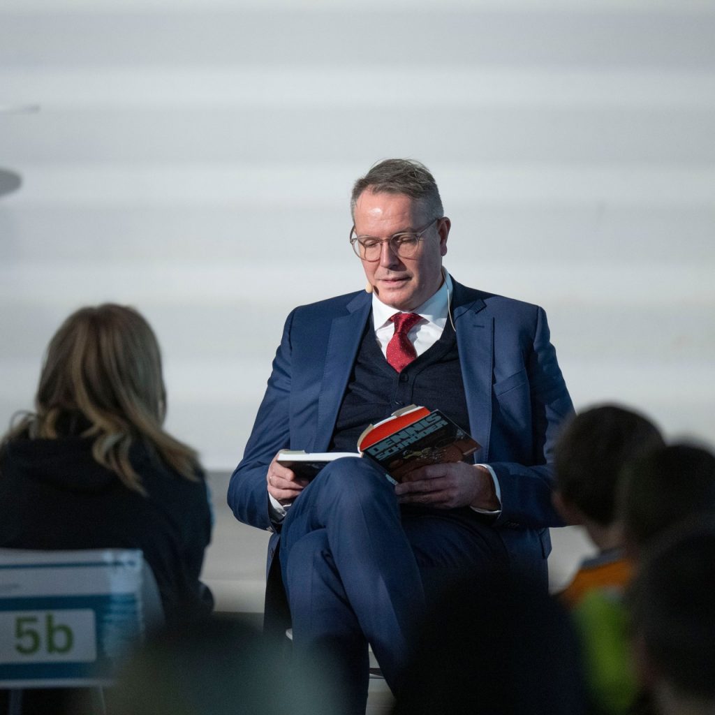 Ministerpräsident des Landes Rheinland-Pfalz Alexander Schweitzer liest vor
