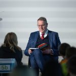 Ministerpräsident des Landes Rheinland-Pfalz Alexander Schweitzer liest vor