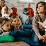 Eine Gruppe Kindern hört der Geschichte zu