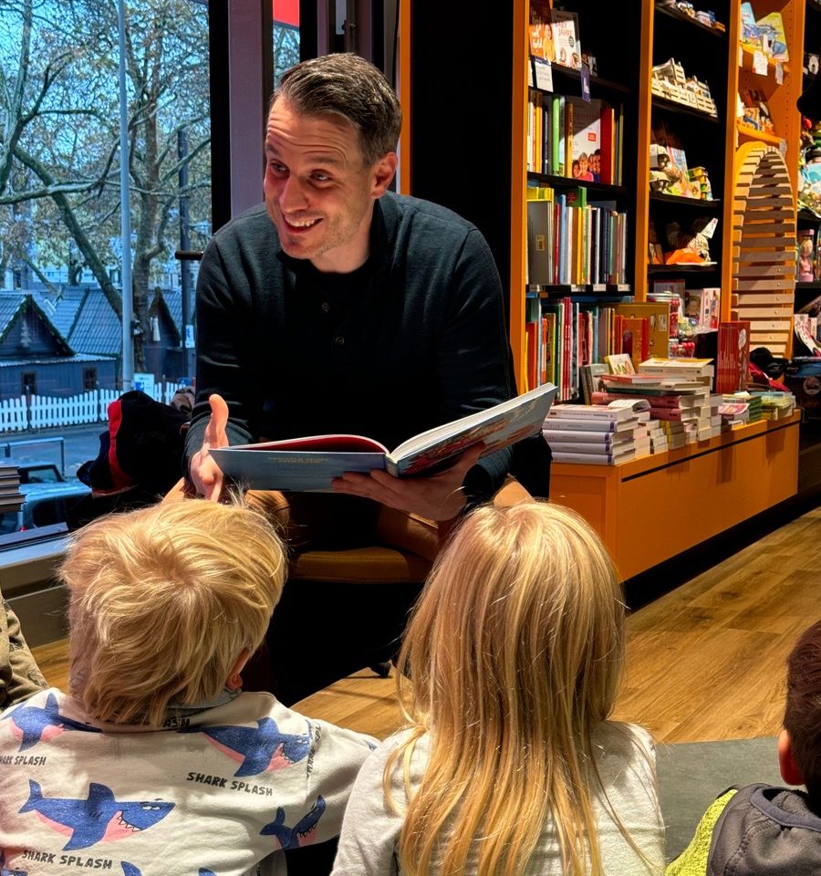 Marc Dumitru liest Kindern vor
