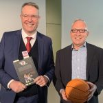 Der rheinland-pfälzische Ministerpräsident Alexander Schweitzer und Dr. Jörg F. Maas, Geschäftsführer der Stiftung Lesen.