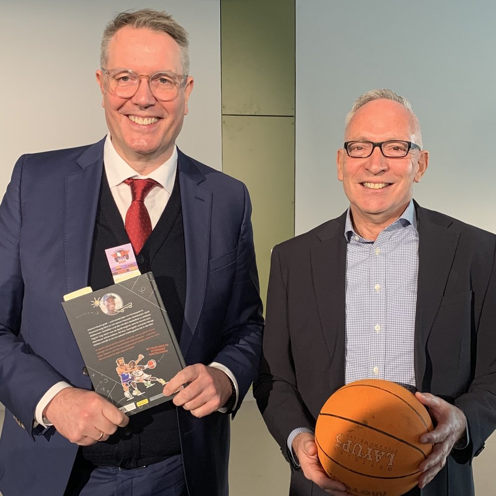 Der rheinland-pfälzische Ministerpräsident Alexander Schweitzer und Dr. Jörg F. Maas, Geschäftsführer der Stiftung Lesen.