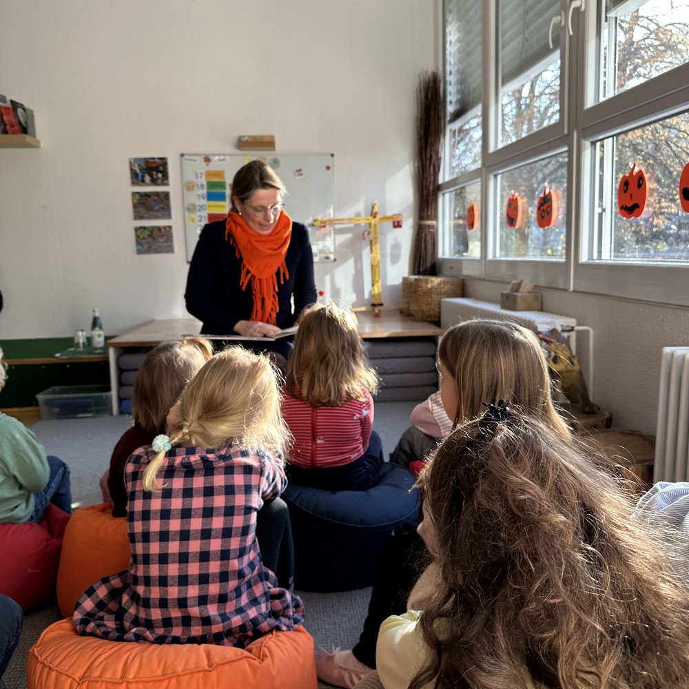 Bundesjustizministerin Dr. Stefanie Hubig liest vor.