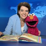 Susanne Daubner und Elmo von der Sesamstraße lesen im Tagesschau-Studio