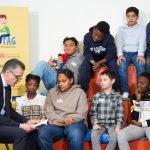 Thorsten Frei, Bundesminister für besondere Aufgaben und Chef des Bundeskanzleramtes liest einer Gruppe Kinder vor