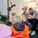 Gebärdensprachdolmetscher Jason Giuranna liest gehörlose Kindern vor