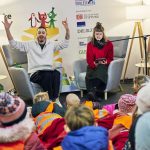 Dank Gebärdensprachdolmetscher Jason Giuranna tauchen an einigen Bahnhöfen gehörlose Kinder in Geschichten ein.