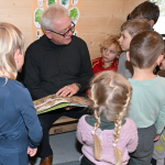Alois Rainer, Schirmherr des Vorlesetags und Bundesminister für Landwirtschaft, Ernährung und Heimat, liest Kindern in der Kita vor