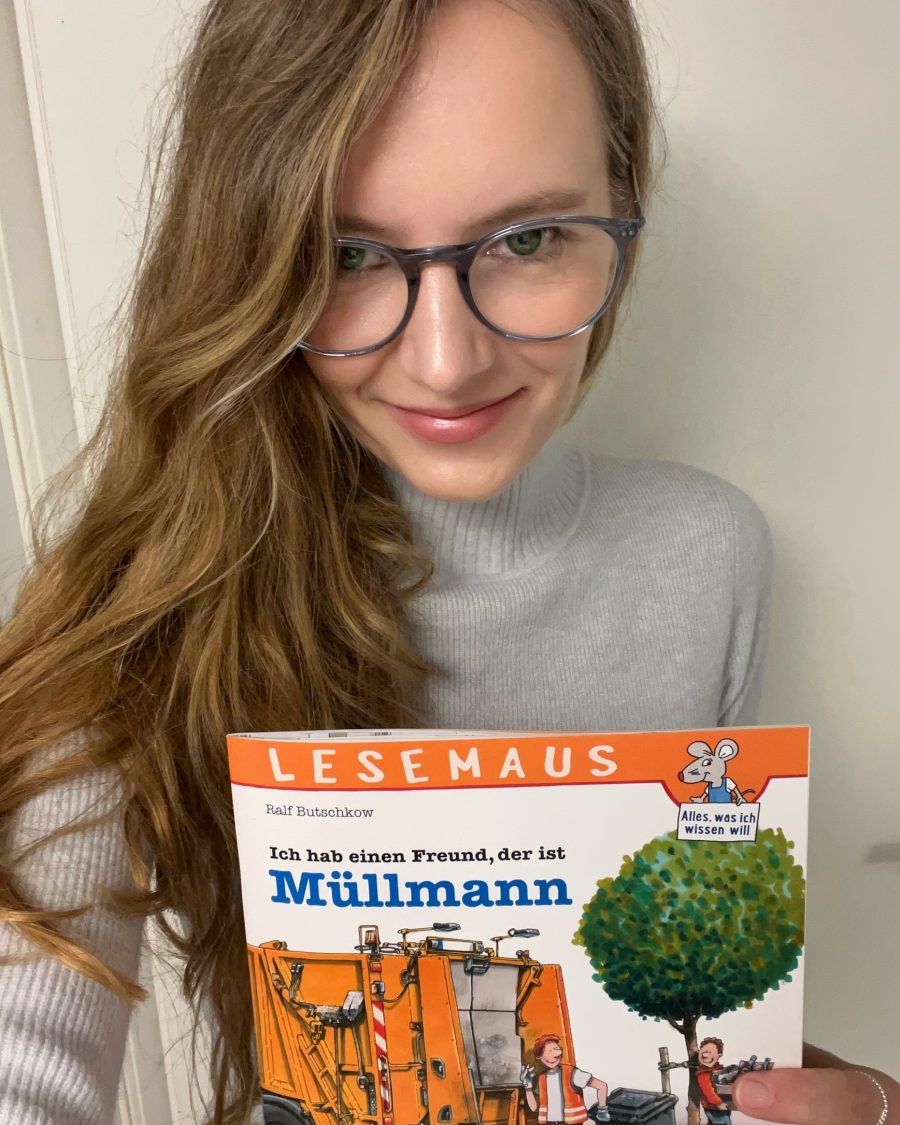 Franziska Steiger, Verband kommunaler Unternehmen e. V. (VKU) hält ein Buch hoch